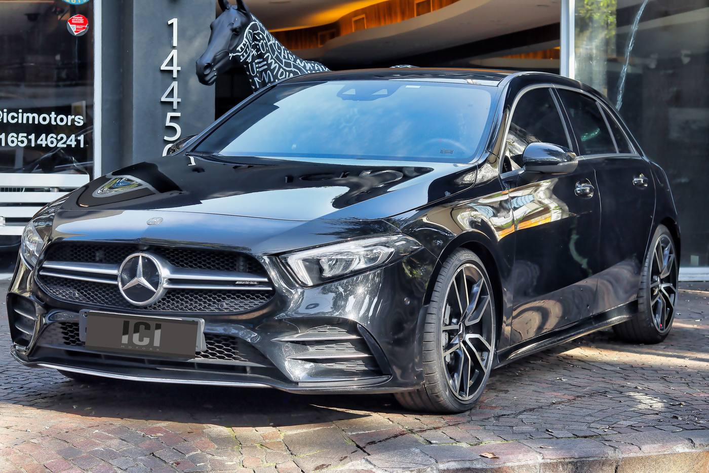 Mercedes-AMG A35 negro fotografiado de tres cuartos frontal en la entrada del showroom de ICIMOTORS, Av. del Libertador 14450, Acassuso
